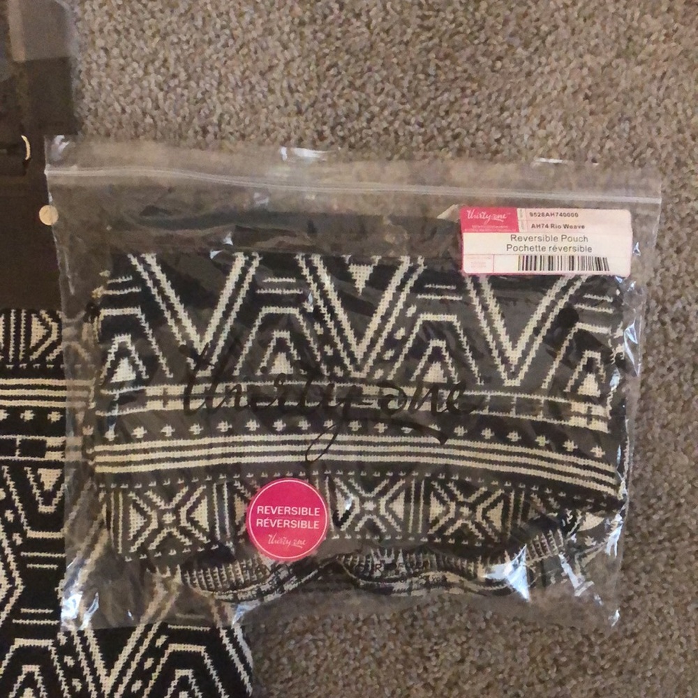 Thirty-One Reversible Tote & Pouch Bundle | Pattern: Rio Weave RETIRED - Picture 4 of 7